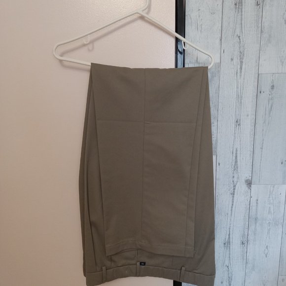 Dockers Relaxed Fit Pleated Pants - Picture 6 of 6